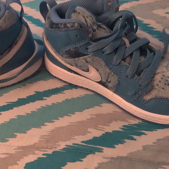 Kids Jordans - Picture 2 of 3